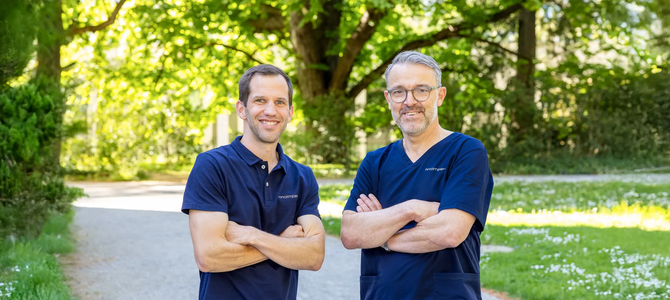 Dr. med. Andreas Zehnder und Dr. med. Michael Schlumpf vor der Villa Hirzbrunnen