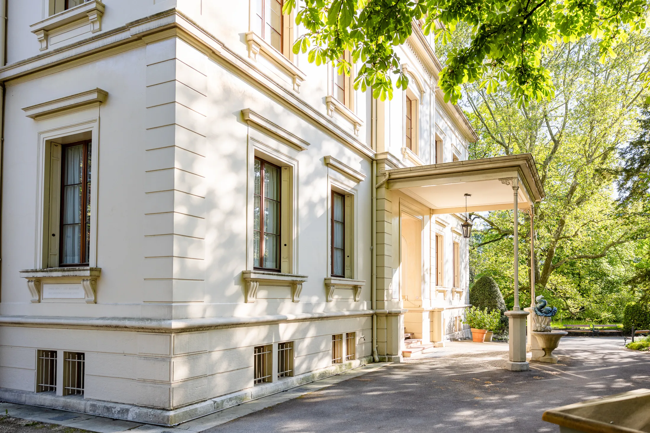 Villa-Fassade mit Eingangsbereich
